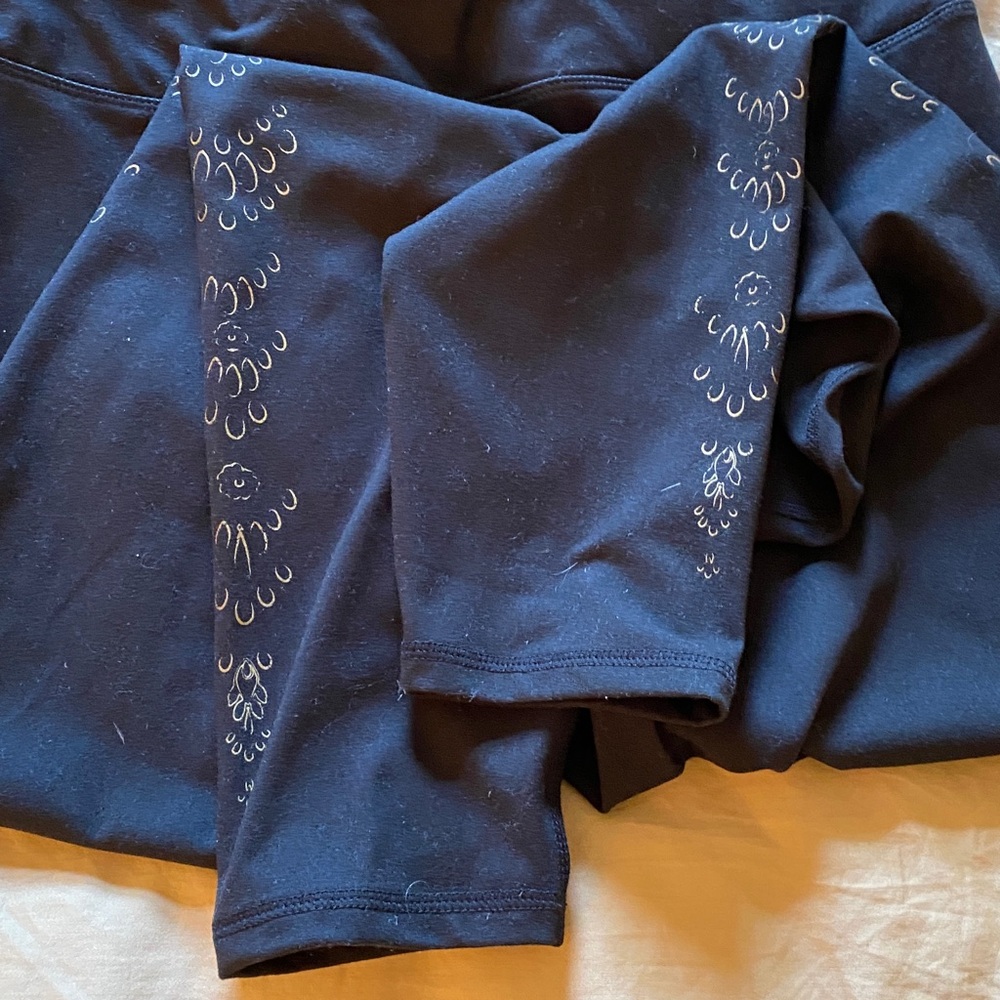 Gaiam Black Stretch Gold Detailed Legs Hidden Pocket Gym/Yoga Pants New Not Used